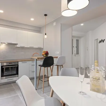 Piazza Foro With Free Parking Apartment